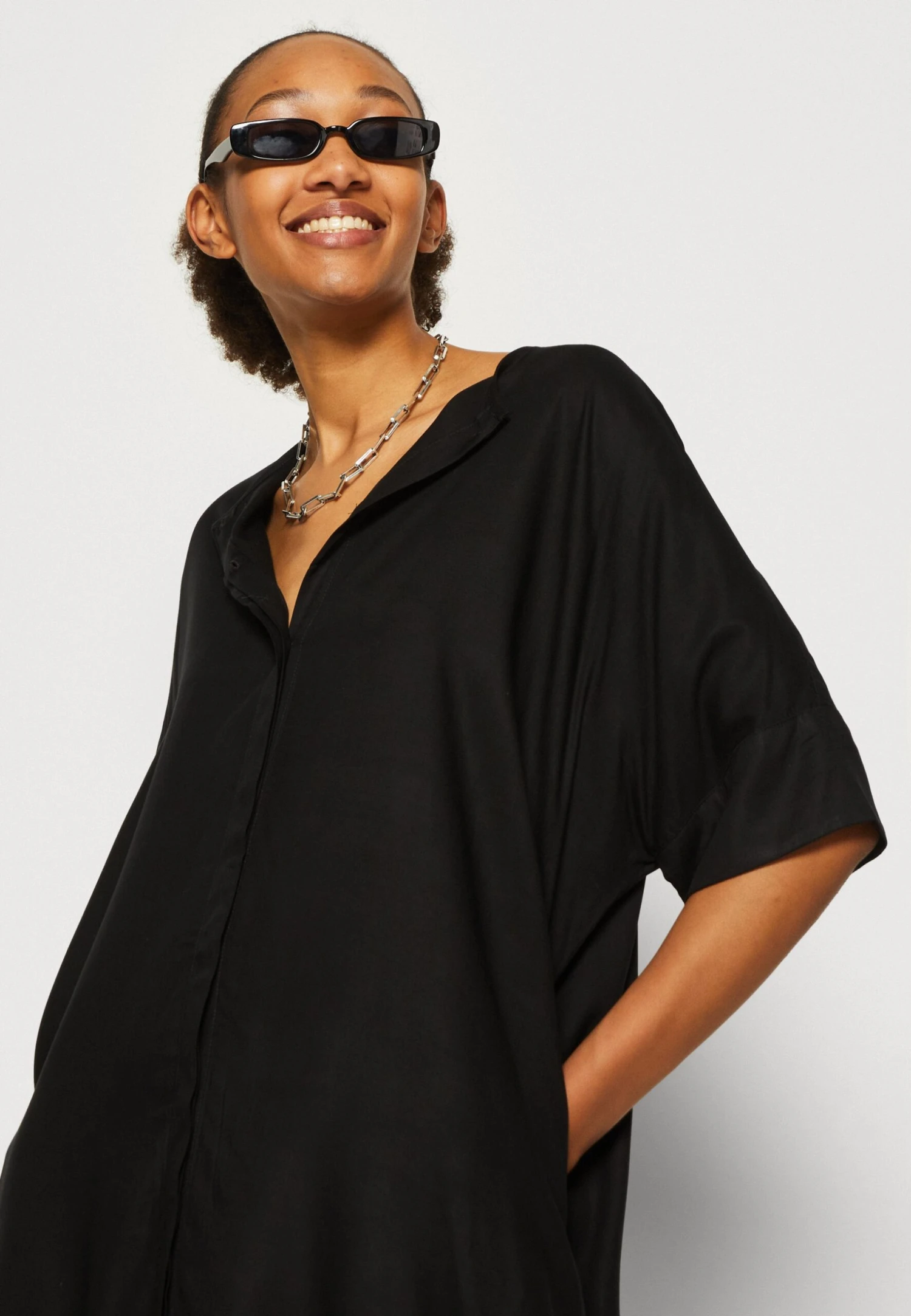 Monki Robe Chemise - Black 6 Monki Robe Chemise - Black – Image 4