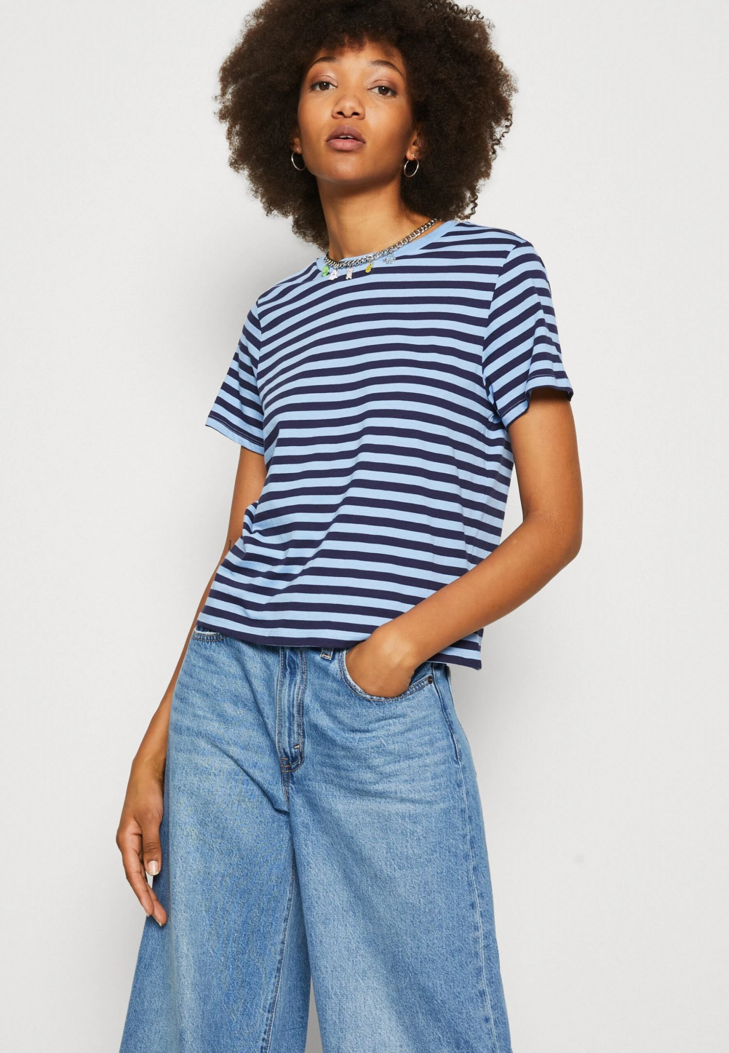 Monki 2 Pack - T-Shirt Imprimé - Dark Blue/White/Light Blue 7 Monki 2 Pack - T-Shirt Imprimé - Dark Blue/White/Light Blue – Image 5