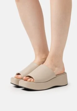 Monki Mules À Talons - Beige