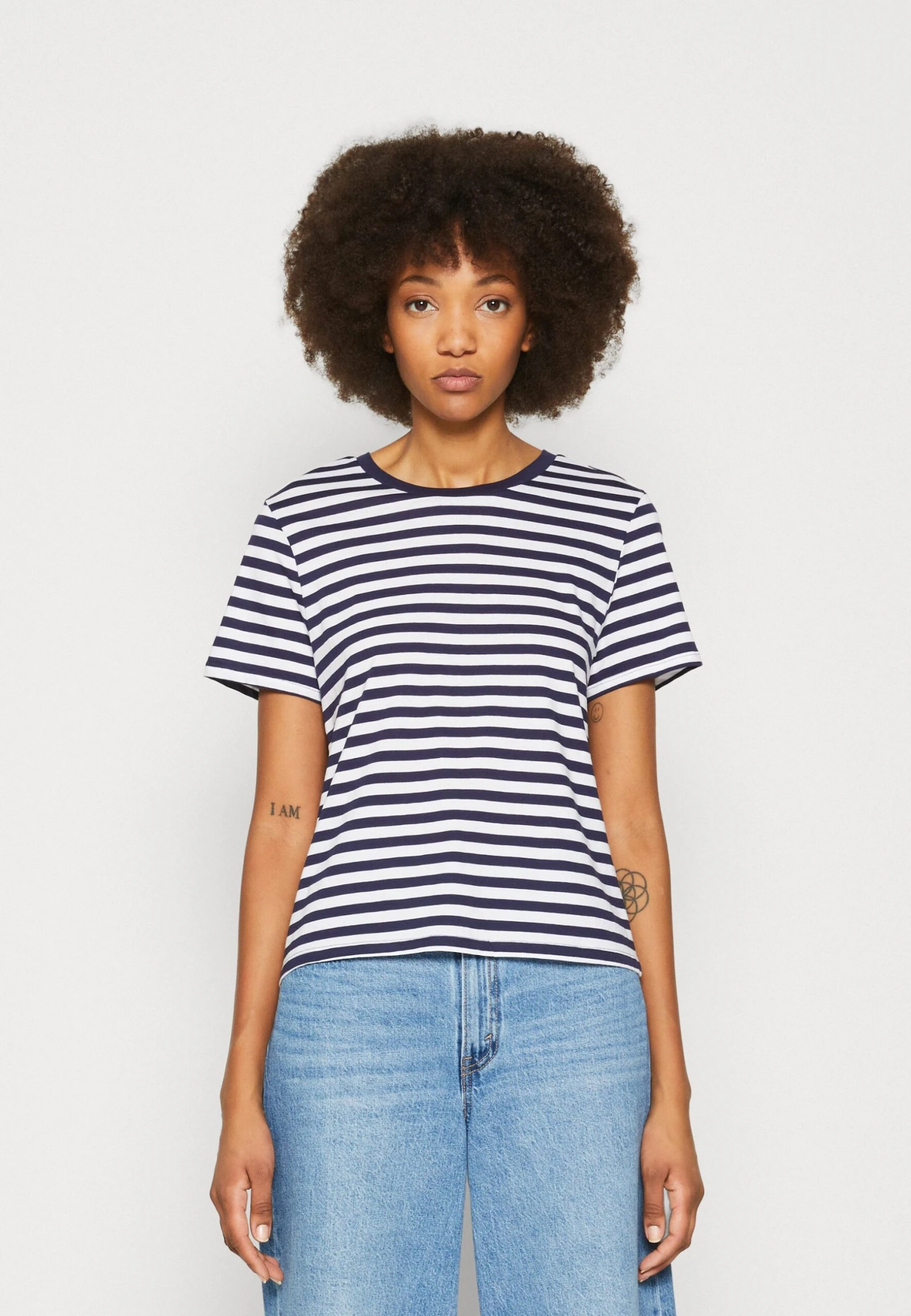Monki 2 Pack - T-Shirt Imprimé - Dark Blue/White/Light Blue 6 Monki 2 Pack - T-Shirt Imprimé - Dark Blue/White/Light Blue – Image 4