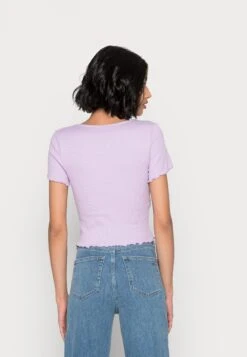 Monki T-Shirt Basique - Lilac Purple Light -Monki e63101272ba34c1694bb8f301b1e18f1