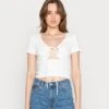 Monki T-Shirt Basique - Off White -Monki e8680797000a497c9cc2c4c6cc586790