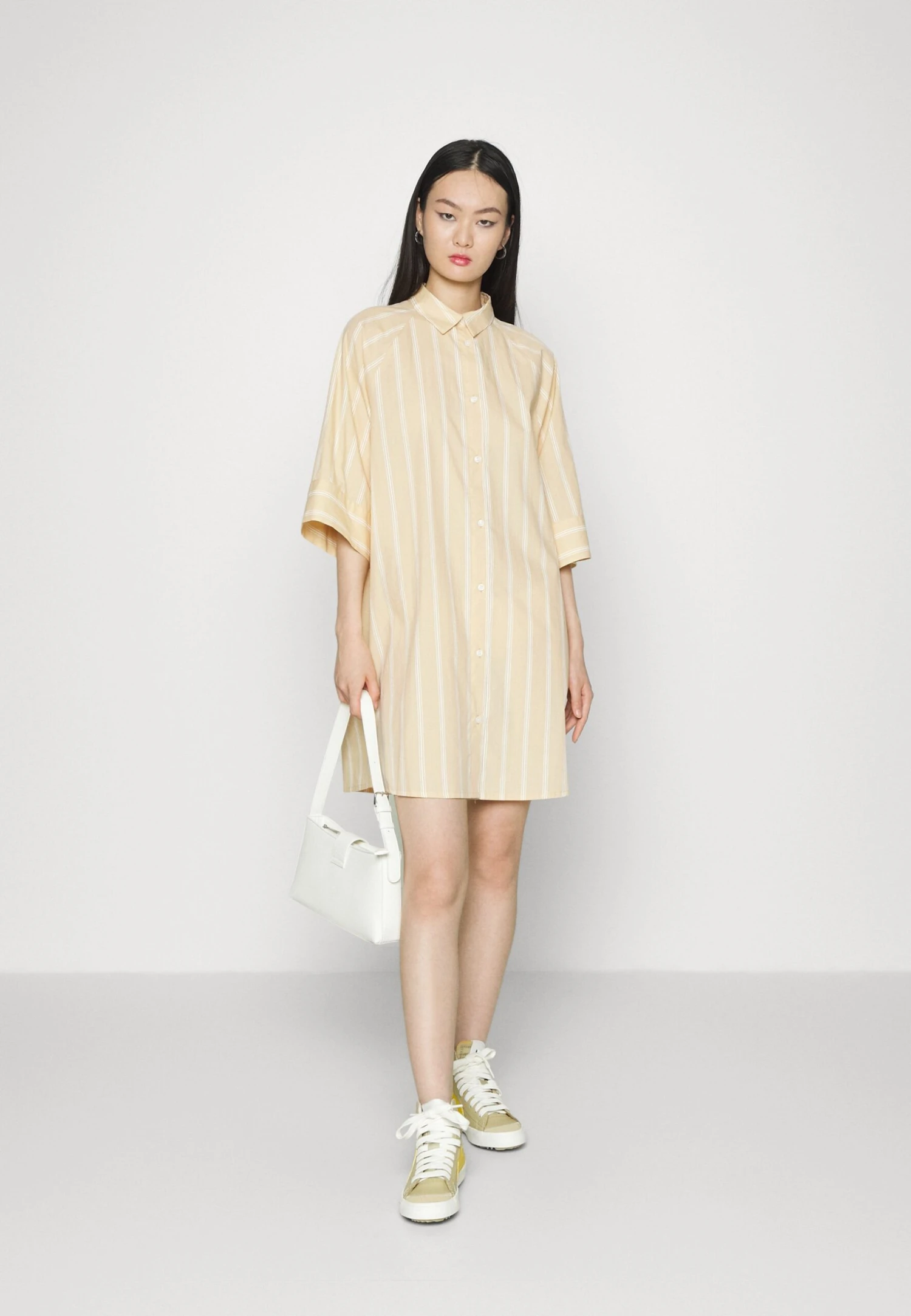 Monki Hillevi Dress - Robe Chemise - Basic Beige/White 4 Monki Hillevi Dress - Robe Chemise - Basic Beige/White – Image 2
