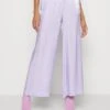 Monki Pantalon Classique - Metallic Lilac -Monki ee1cb639f9644aa0a62ff0310656300d