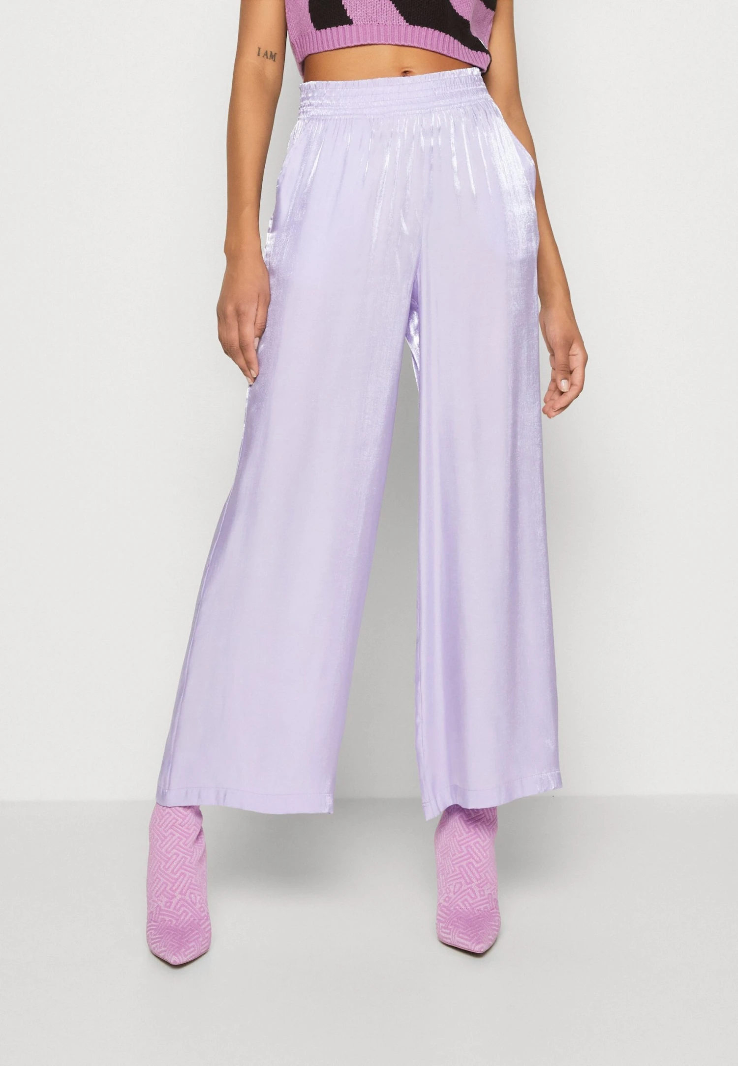 Monki Pantalon Classique - Metallic Lilac 3 Monki Pantalon Classique - Metallic Lilac