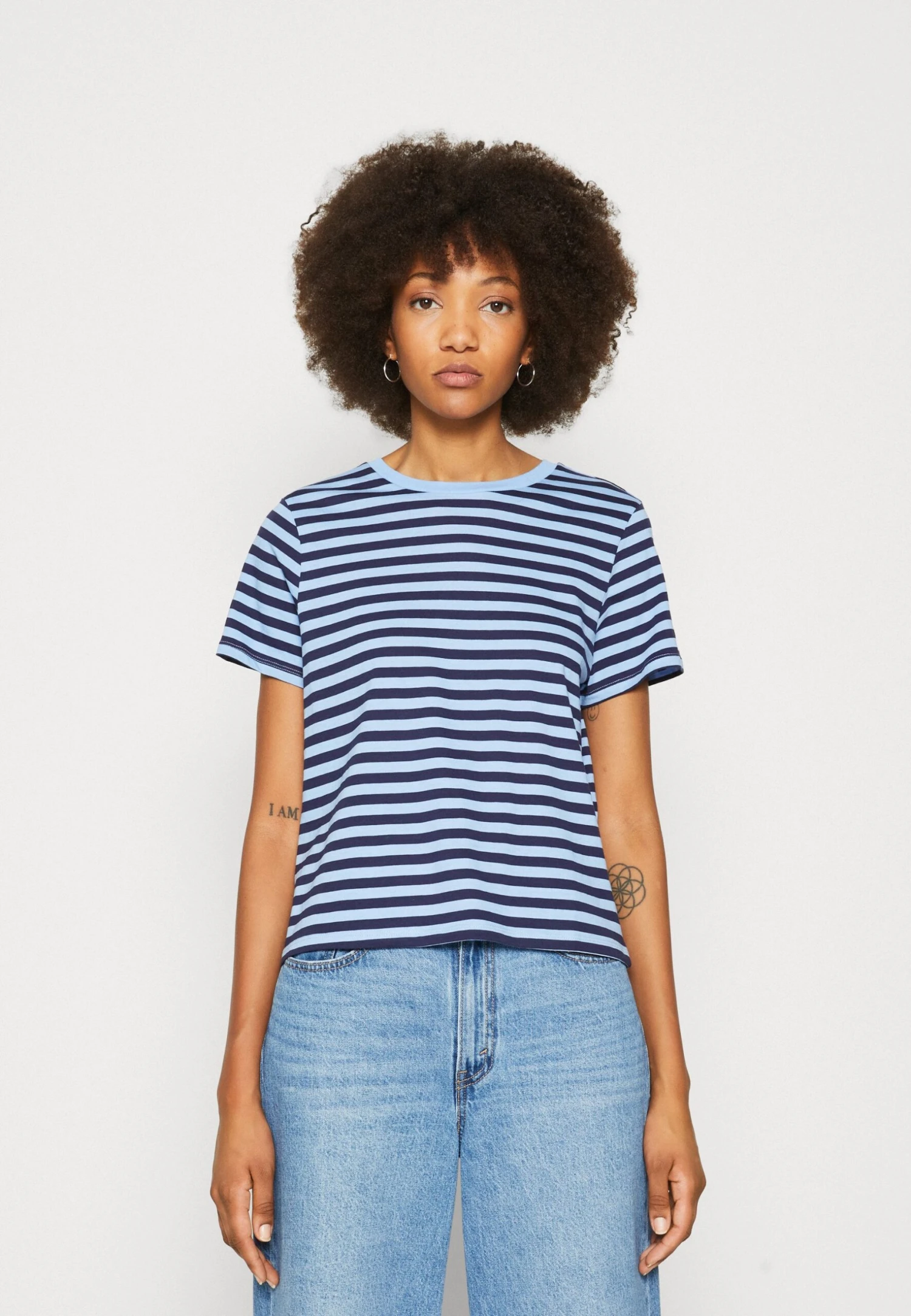 Monki 2 Pack - T-Shirt Imprimé - Dark Blue/White/Light Blue 4 Monki 2 Pack - T-Shirt Imprimé - Dark Blue/White/Light Blue – Image 2
