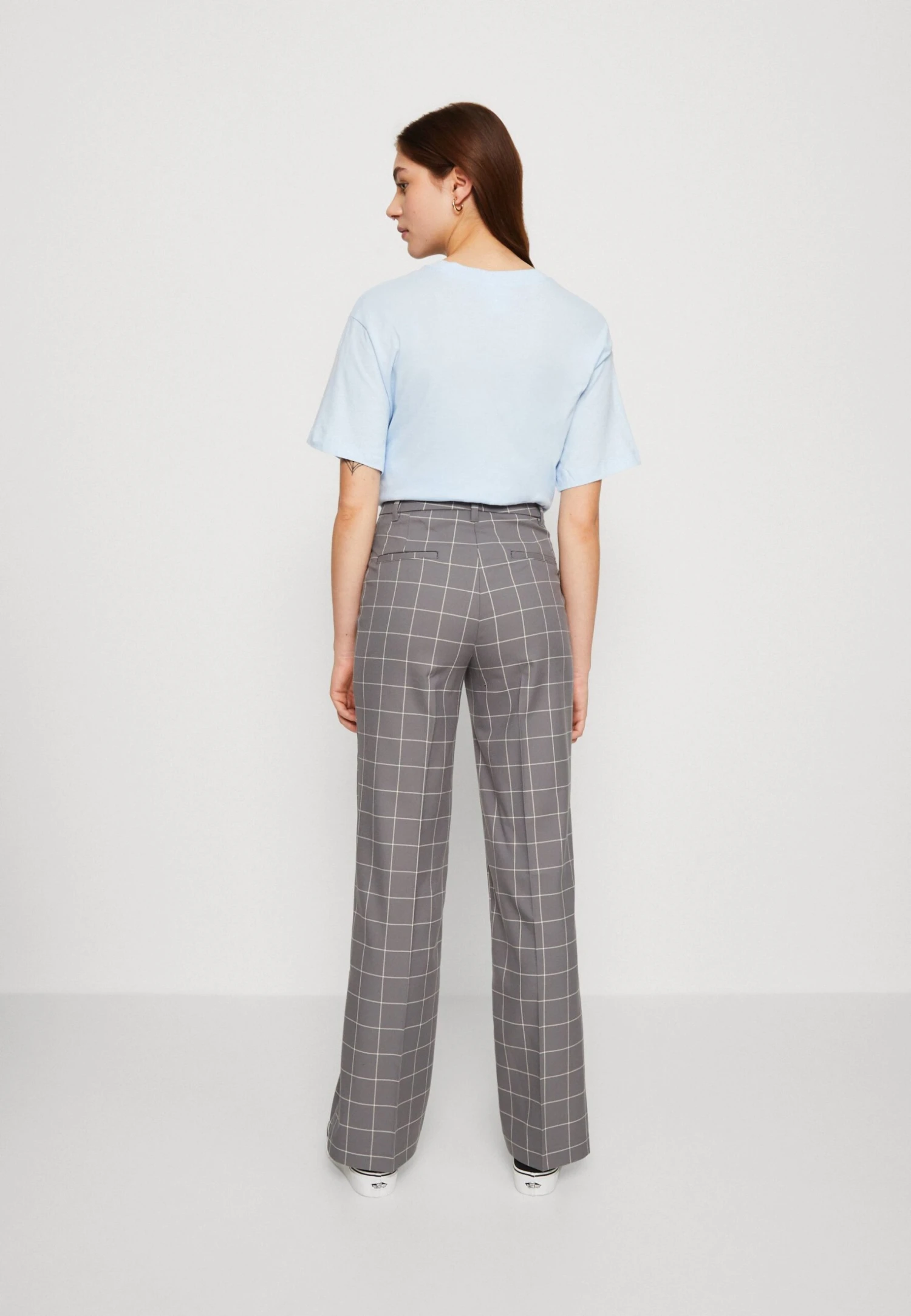 Monki Pantalon Classique - Grey Medium Dusty 5 Monki Pantalon Classique - Grey Medium Dusty – Image 3