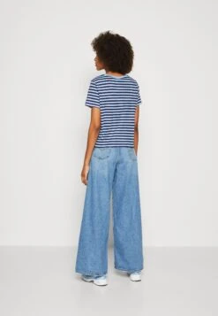 Monki 2 Pack - T-Shirt Imprimé - Dark Blue/White/Light Blue 11 Monki 2 Pack - T-Shirt Imprimé - Dark Blue/White/Light Blue -Monki fd5f016dd6db4b24b98422c0f15456e8