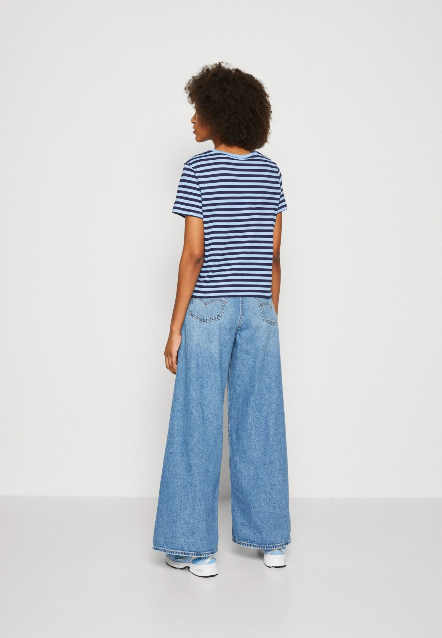 Monki 2 Pack - T-Shirt Imprimé - Dark Blue/White/Light Blue 5 Monki 2 Pack - T-Shirt Imprimé - Dark Blue/White/Light Blue – Image 3