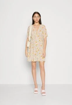 Monki Robe Chemise - Cream Flower 9 Monki Robe Chemise - Cream Flower -Monki fe278e6d9d2d4476a7f1f394323ec67f
